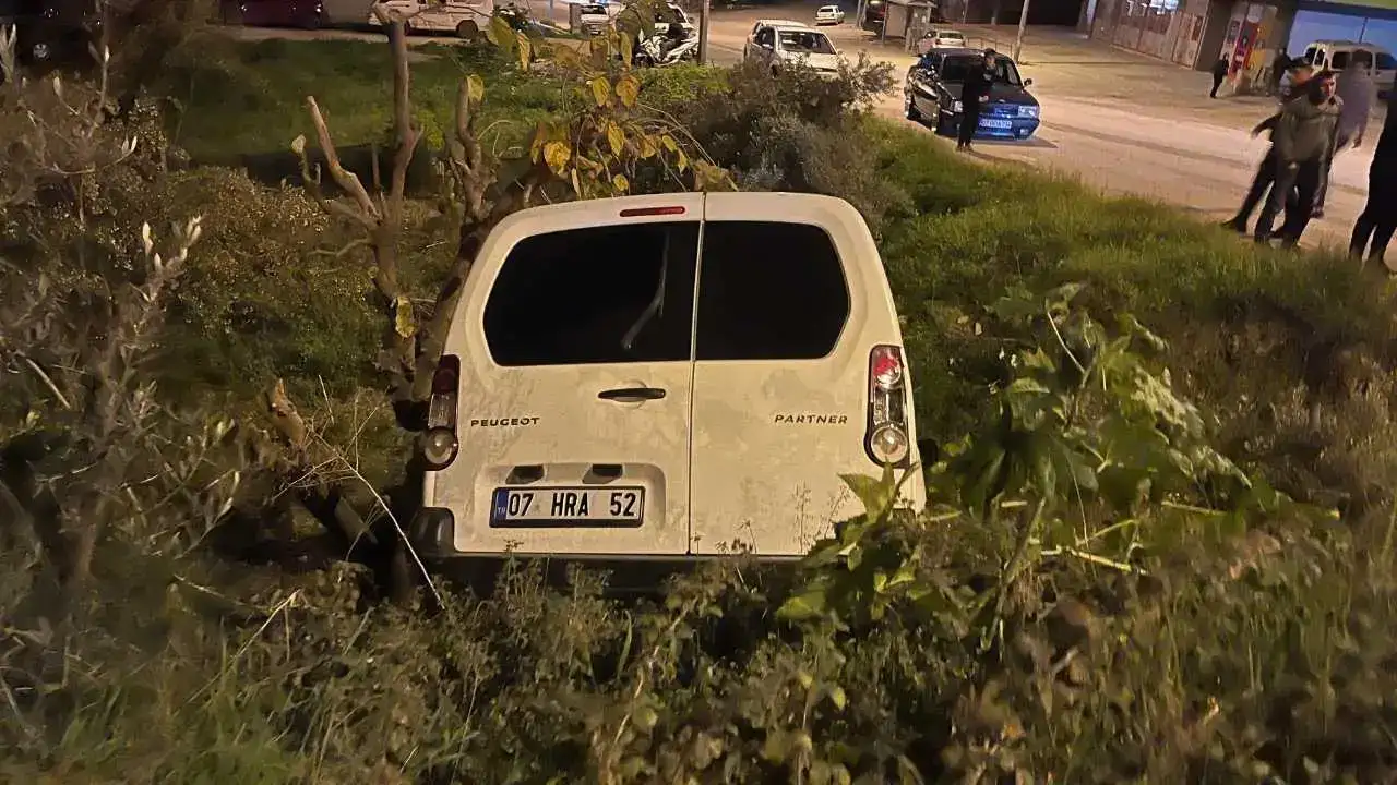 Alanya’da Korku Dolu Anlar: Kamyonet Şarampole Uçtu! 5